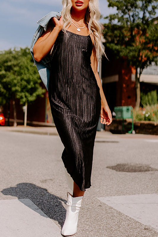 Vestido midi preto com alças finas e costas nuas plissadas