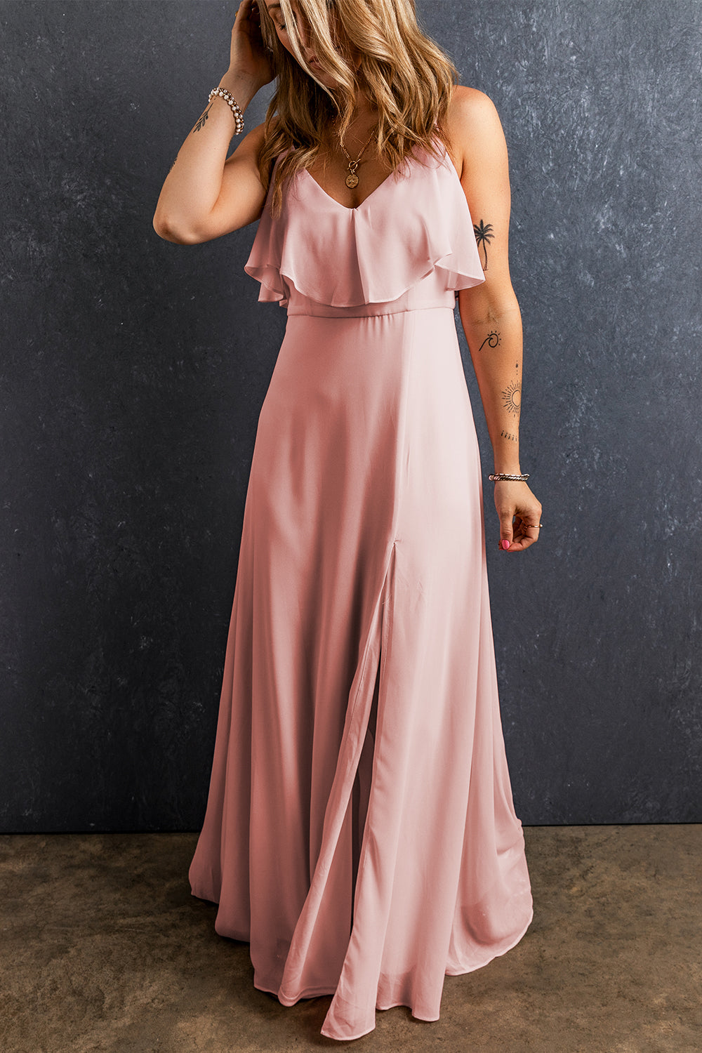 Robe longue fendue à volants et bretelles spaghetti rose clair