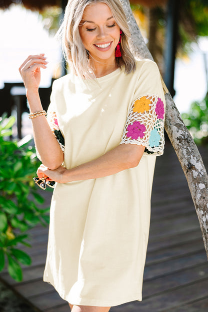 Vestido camiseta branco floral com emenda de crochê e manga