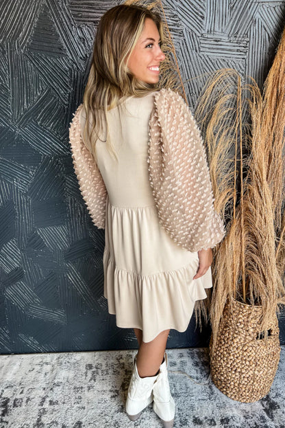 Robe trapèze beige ornée à manches bouffantes et à plusieurs niveaux