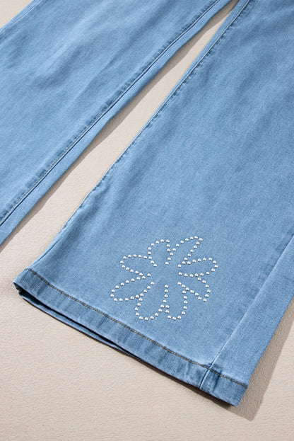 Jeans de perna larga com decoração floral azul claro com strass e cintura alta