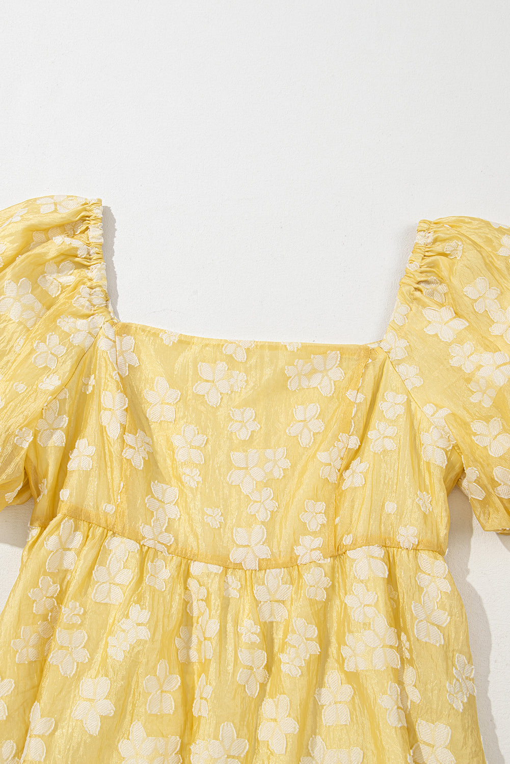 Mini-robe jaune à manches bouffantes et col carré en jacquard à fleurs style bohème