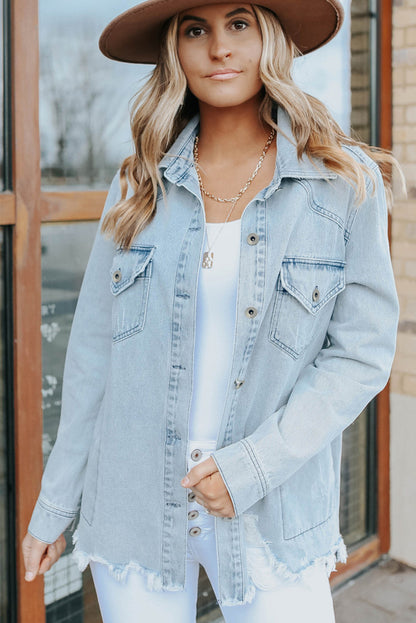 Jaqueta jeans com aba crua abotoada com bolso azul celeste