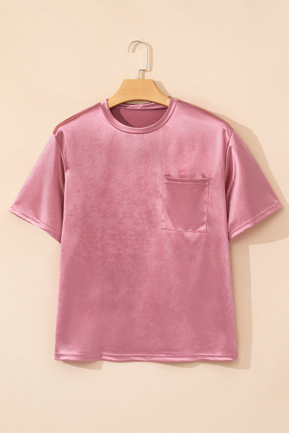 Camiseta rosa com bolso no peito e ajuste solto