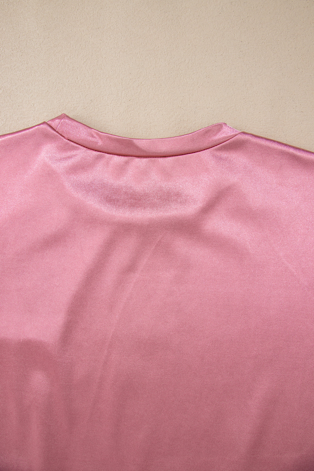 Camiseta rosa com bolso no peito e ajuste solto