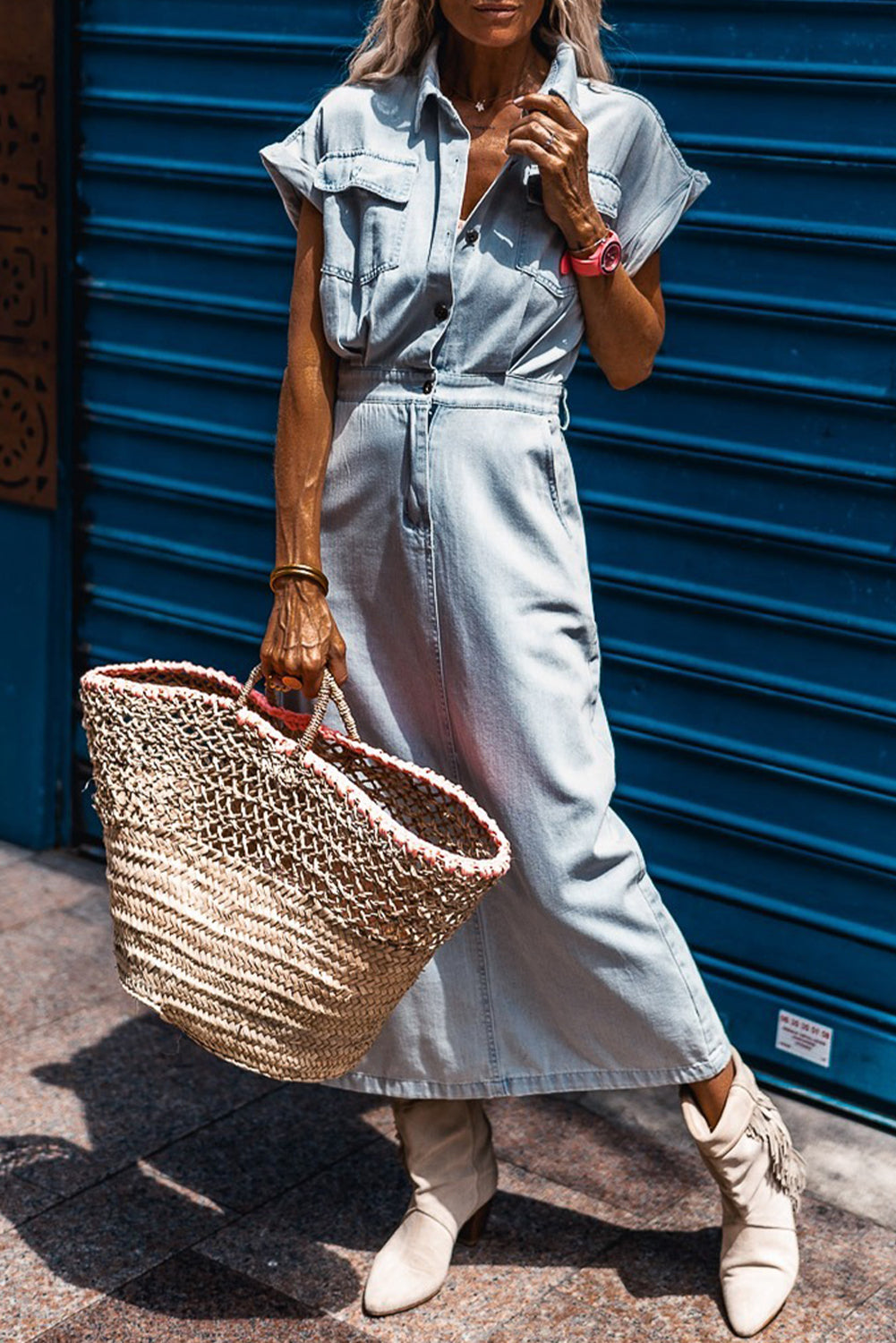 Vestido jeans azul Beau com manga morcego curta e fenda nas costas