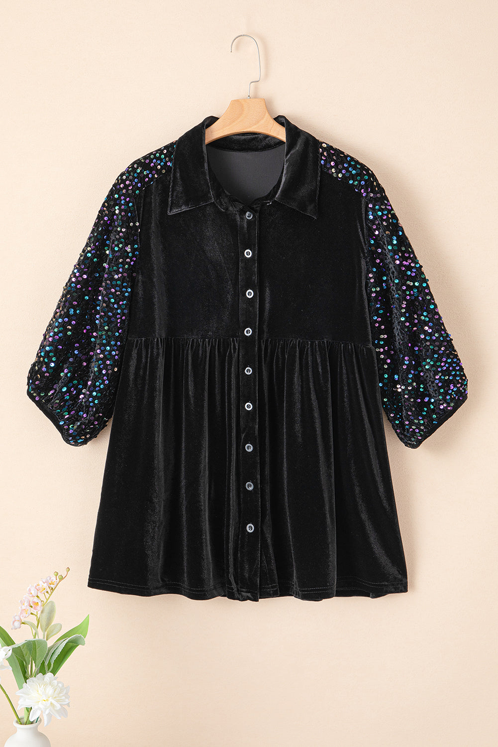 Chemise noire à basque en velours boutonnée à manches bouffantes et sequins