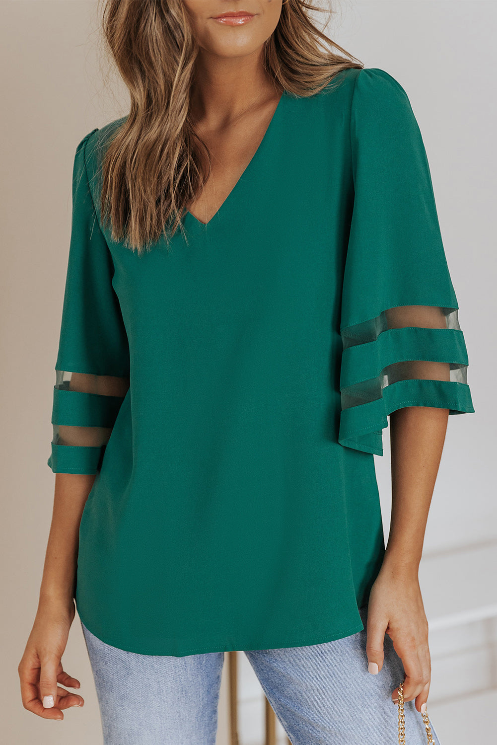 Blusa solta verde manga flare com decote em V