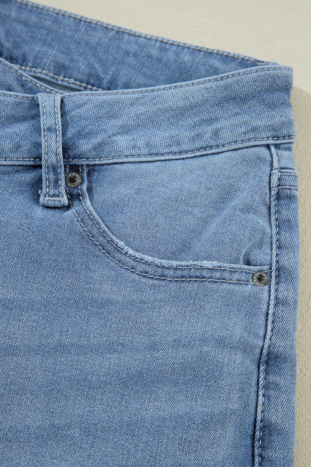 Jeans rasgados com zíper e botão assimétrico de cintura alta azul crepúsculo