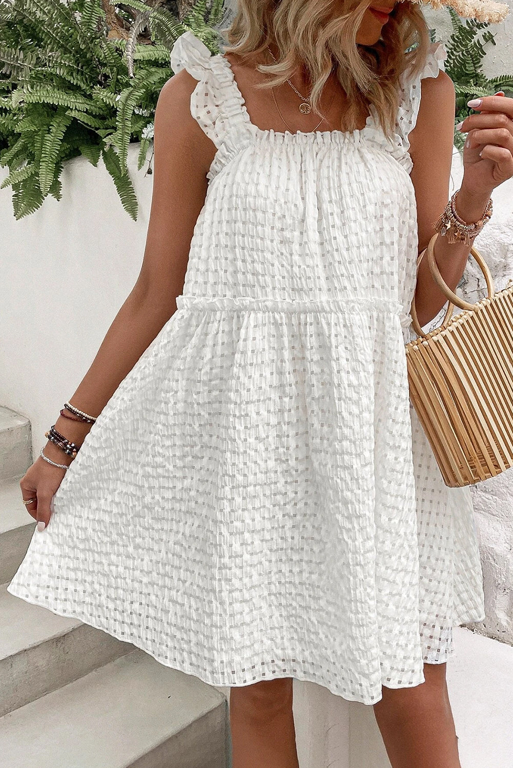 Robe fluide sans manches à carreaux blancs et bretelles à volants