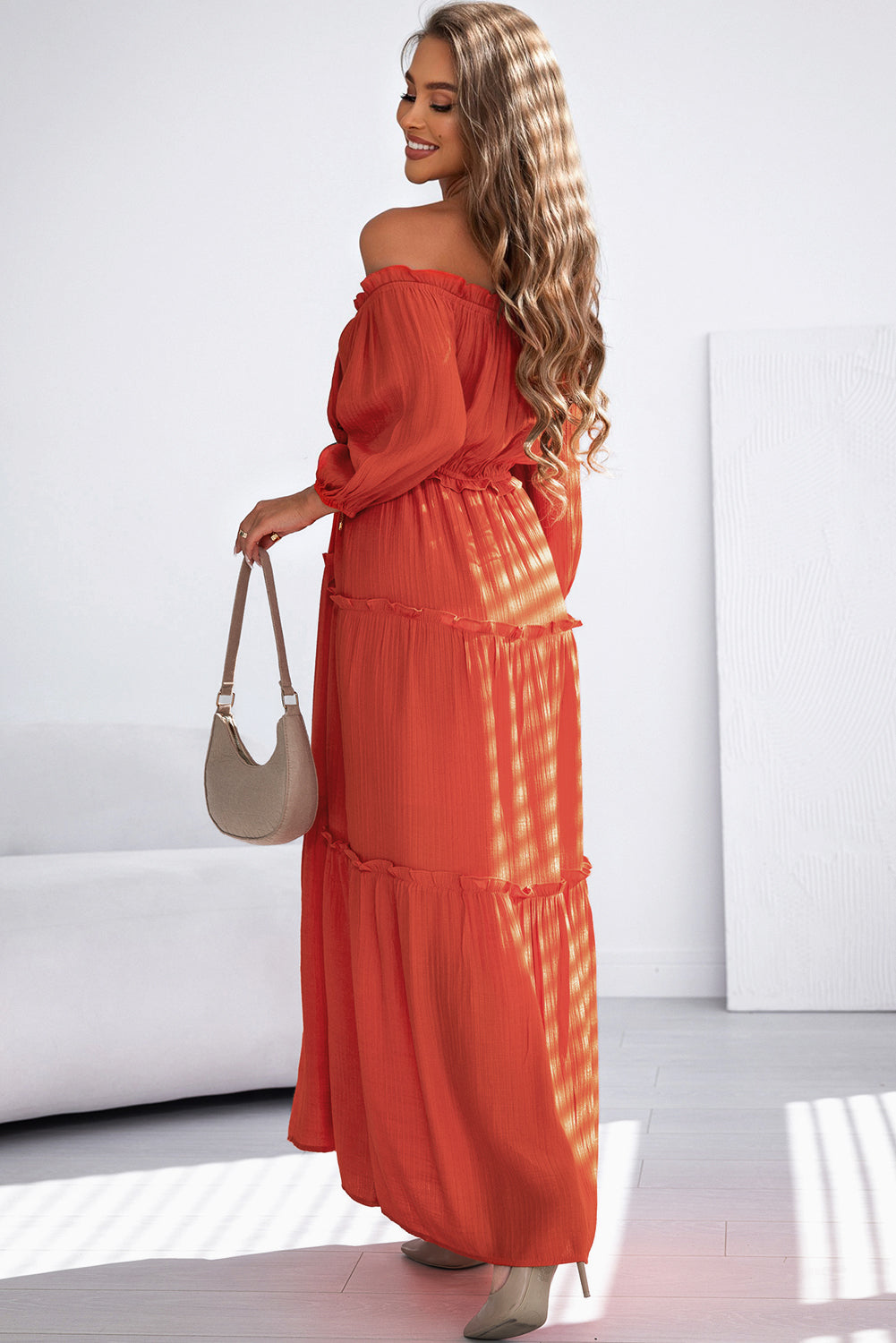 Robe longue orange à épaules dénudées et manches ballon découpées à volants