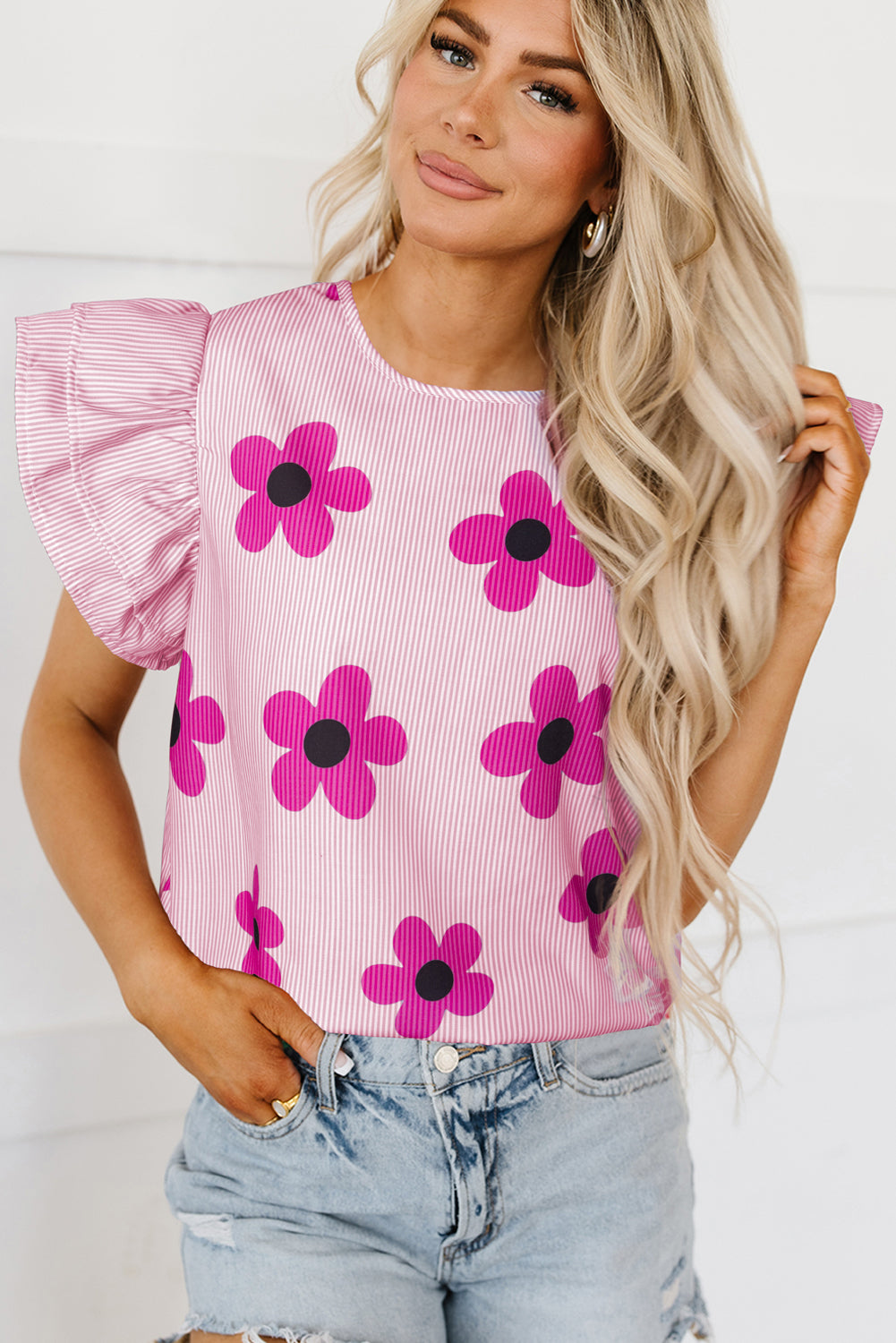 Blouse rose à fines rayures et imprimé floral à volants et manches flottantes