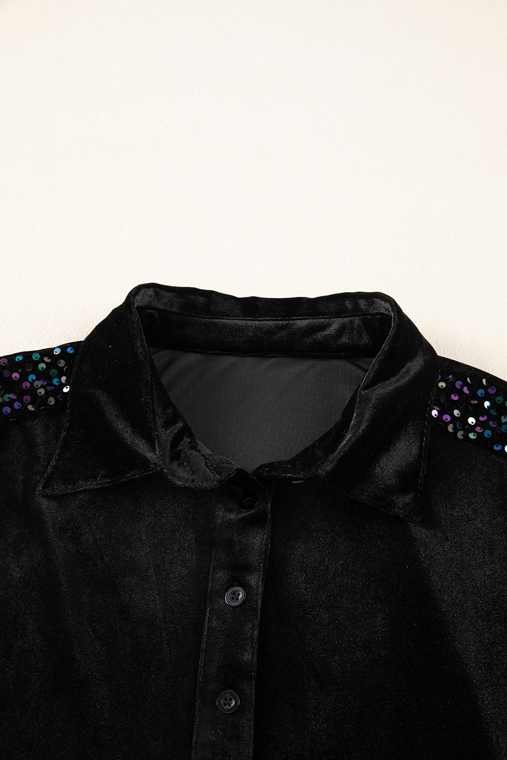 Chemise noire à basque en velours boutonnée à manches bouffantes et sequins