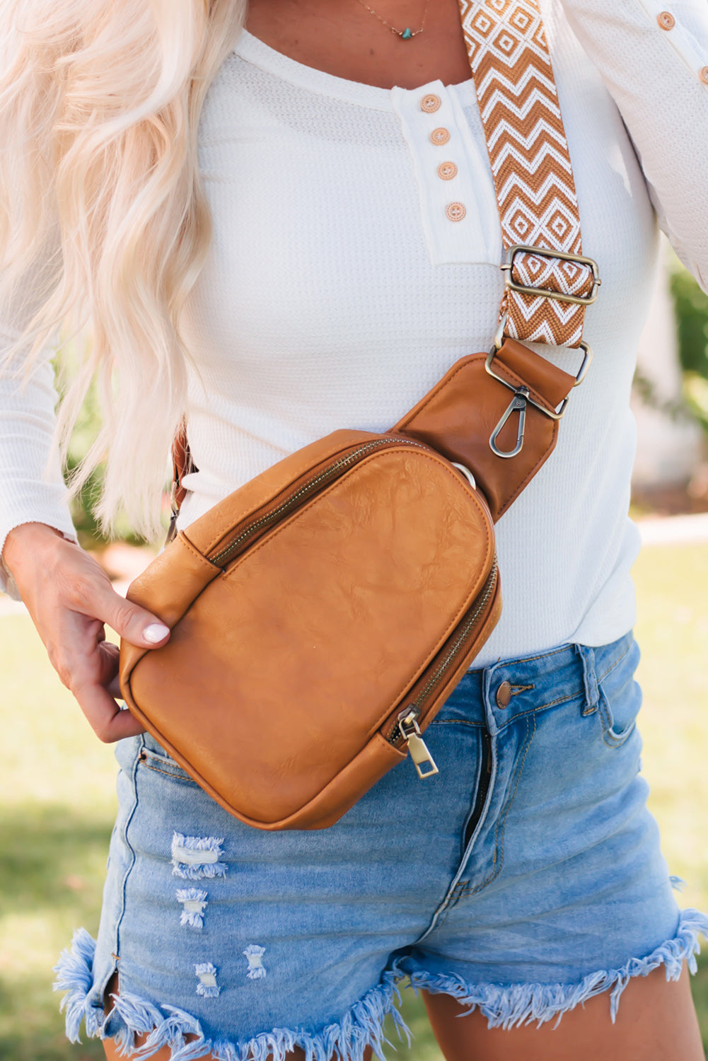 Bolsa de peito crossbody com zíper de couro sintético marrom