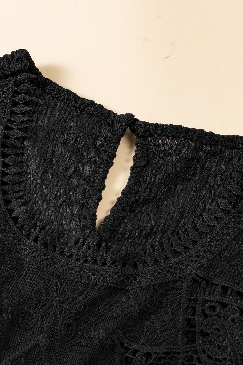 Débardeur noir en dentelle guipure au crochet avec trou de serrure dans le dos