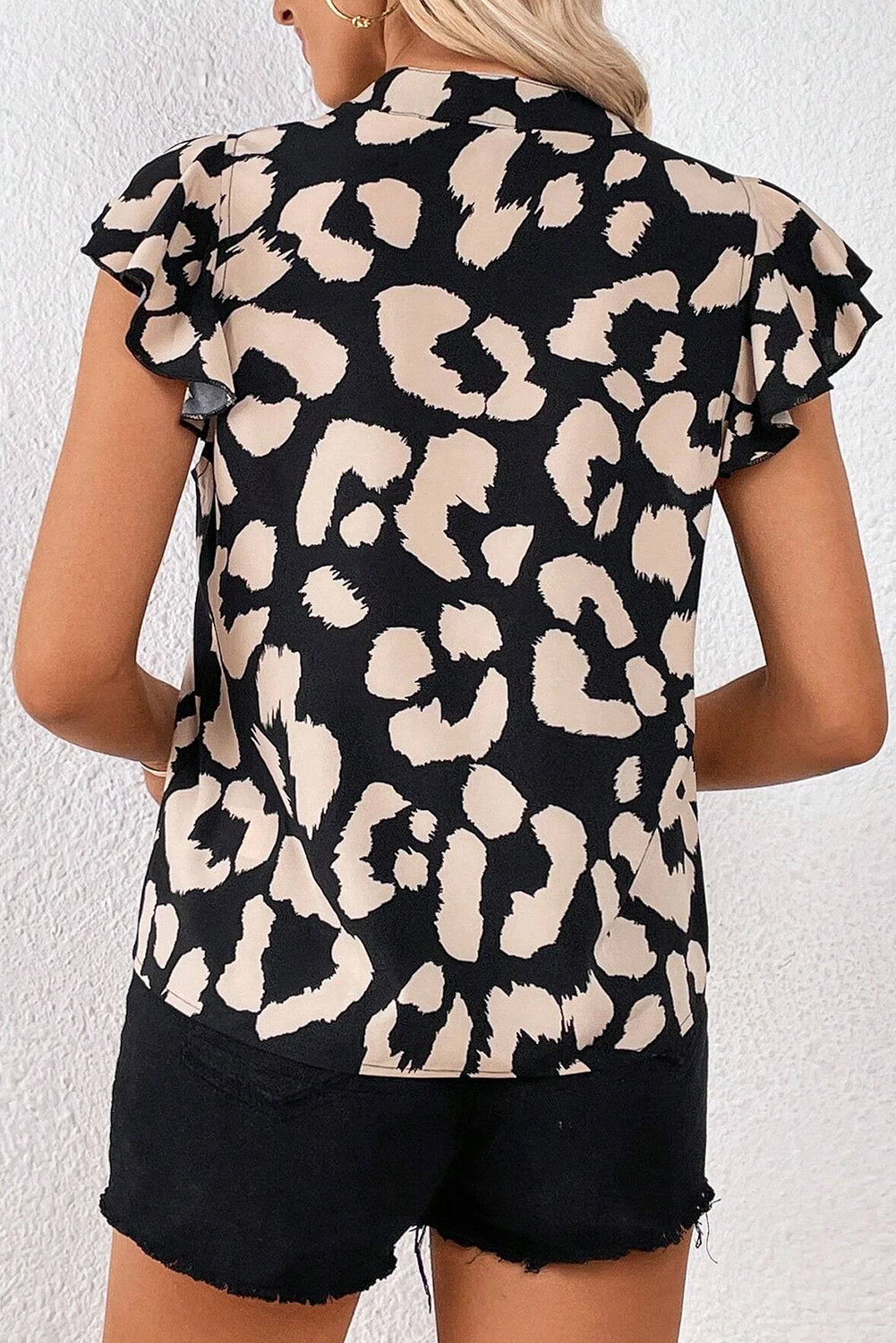 Blouse léopard noire à volants et manches flottantes à col fendu