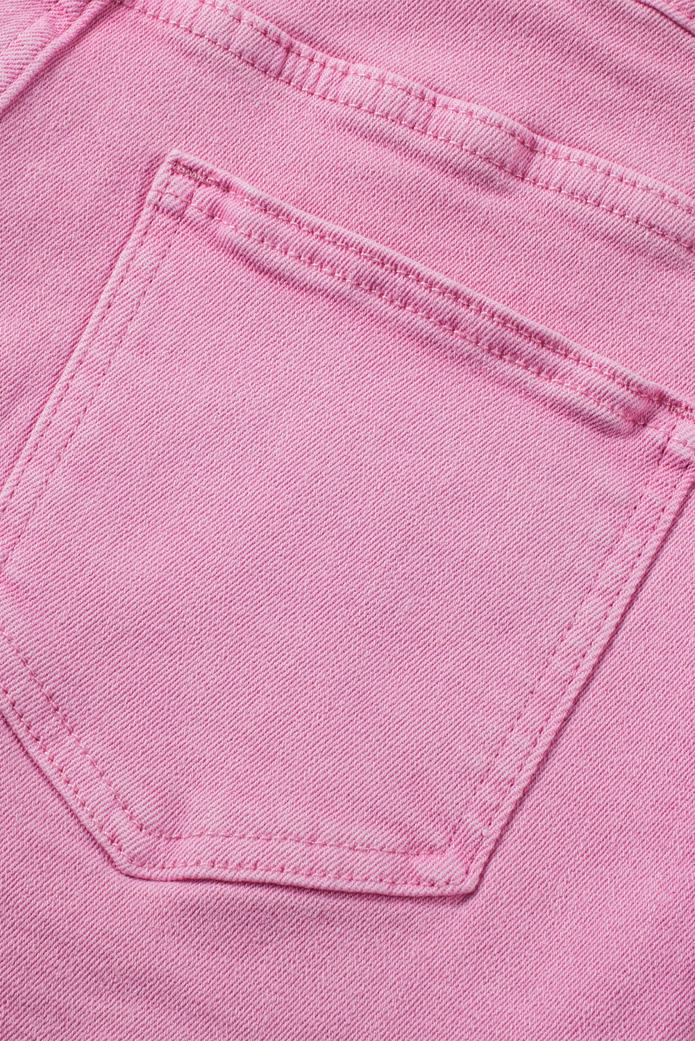 Shorts jeans de cintura média com borda desgastada rosa