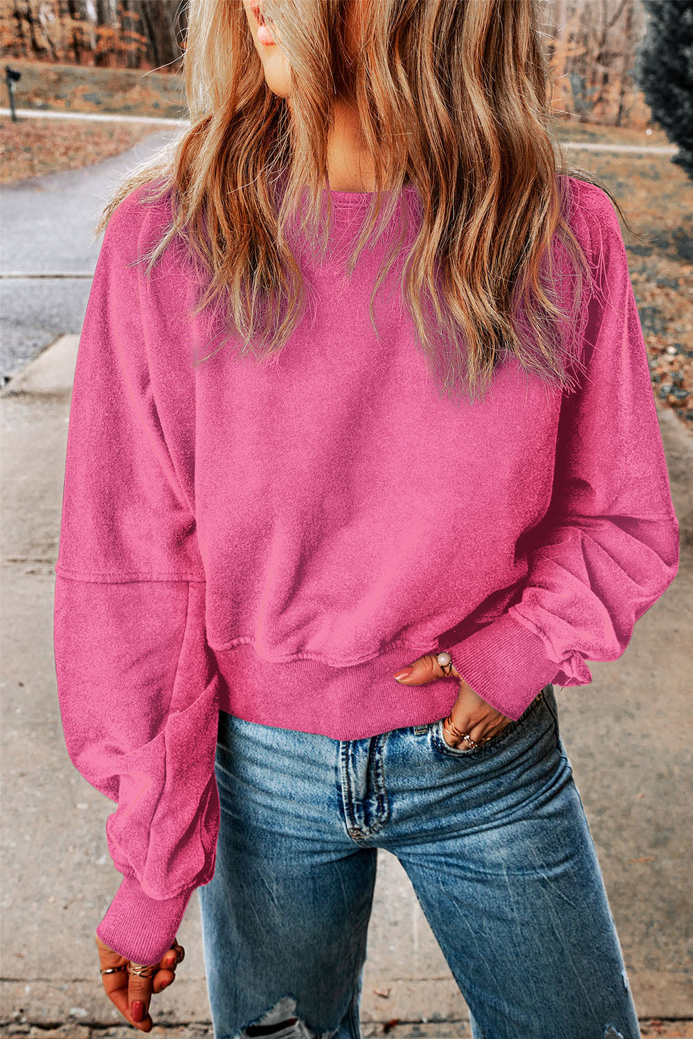 Sweat-shirt noir en forme de V à dos ouvert et délavé à l'acide