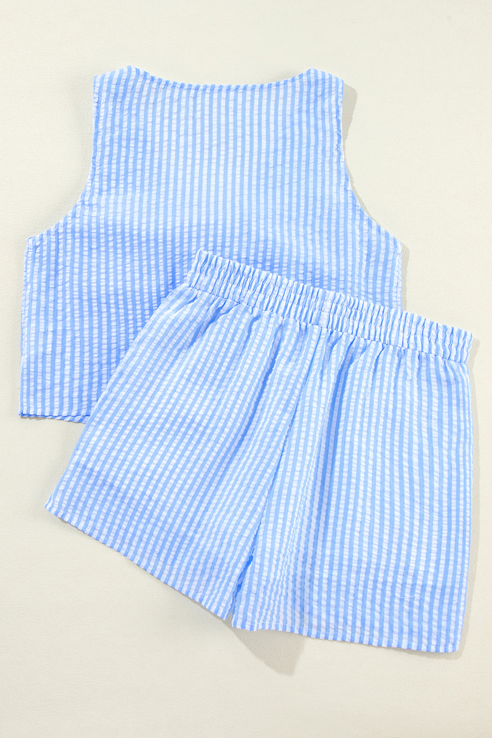 Conjunto de regata e shorts com listras azul celeste com decote em V e laço