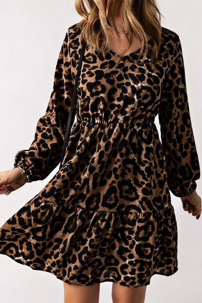 Mini vestido leopardo com babados e punho elástico