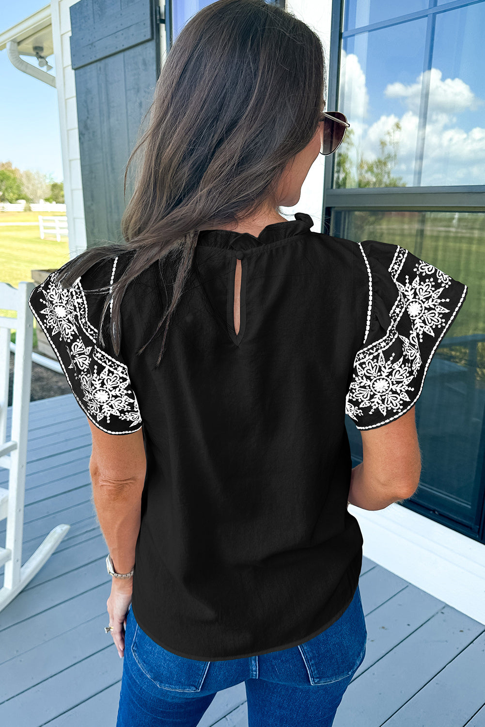 Blouse noire brodée à manches volantées et col à volants