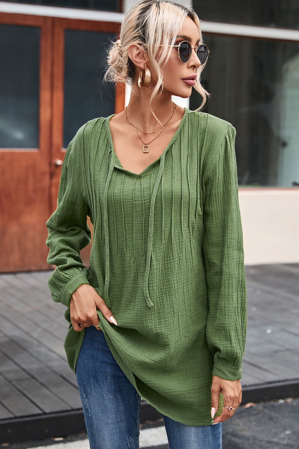 Top solto texturizado casual verde plissado com decote em V