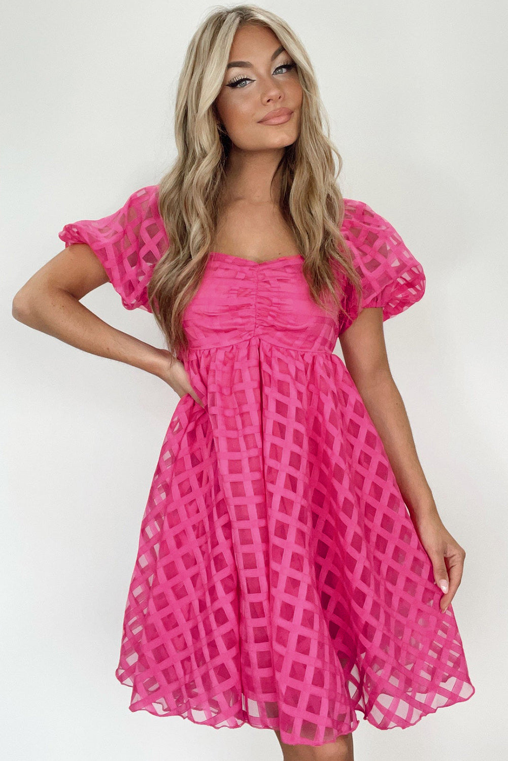 Vestido babydoll xadrez rosa morango com manga bufante