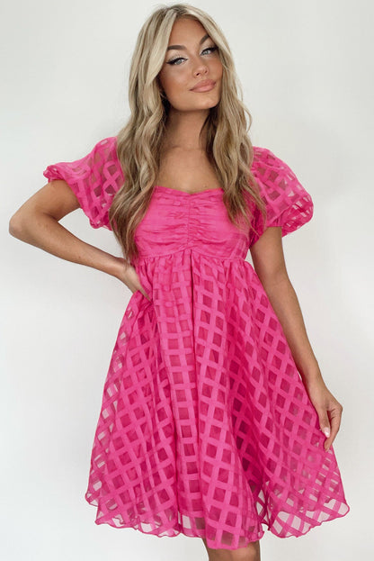 Robe babydoll à carreaux rose fraise et manches bouffantes