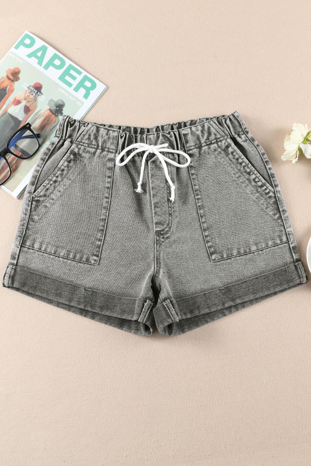 Shorts jeans cinza com bolso e cordão de cintura alta