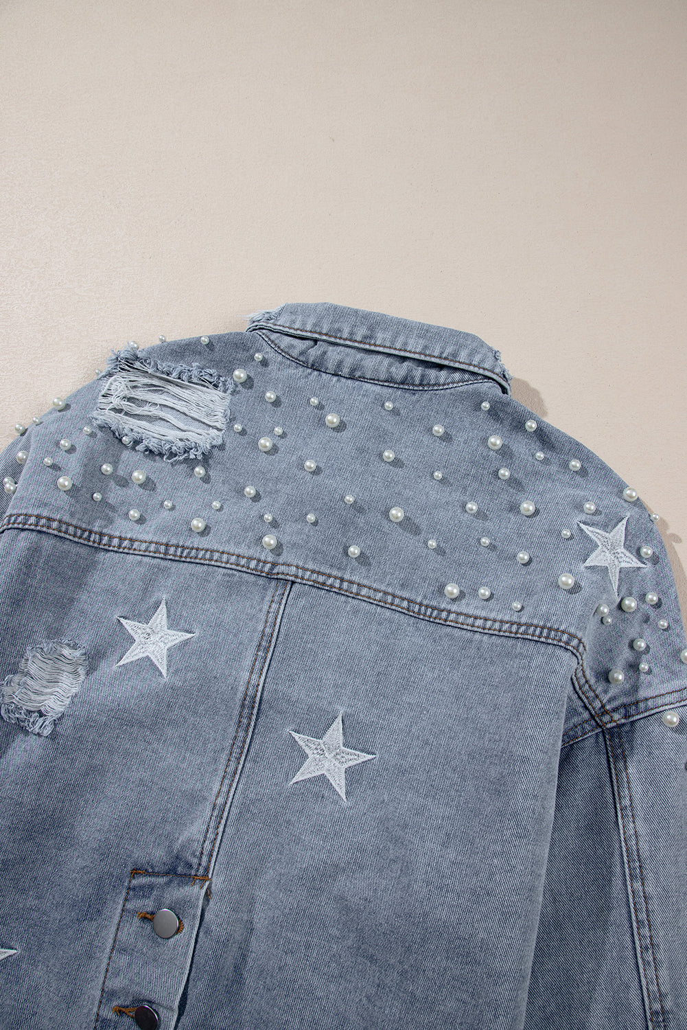 Veste en jean courte bleu ciel effet vieilli avec perles et étoiles