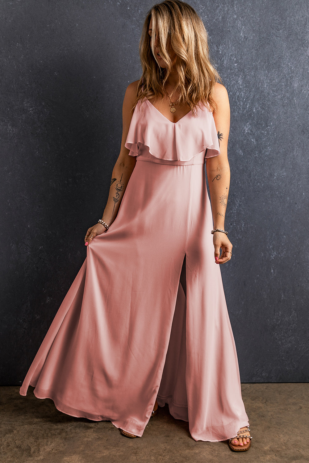 Vestido longo rosa claro com alças finas e decote em V com babados e divisão