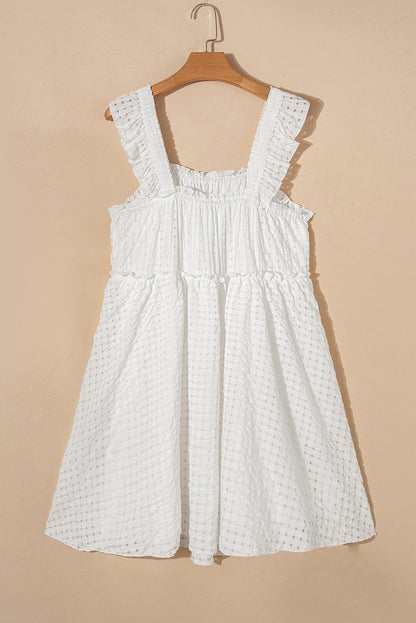 Robe fluide sans manches à carreaux blancs et bretelles à volants