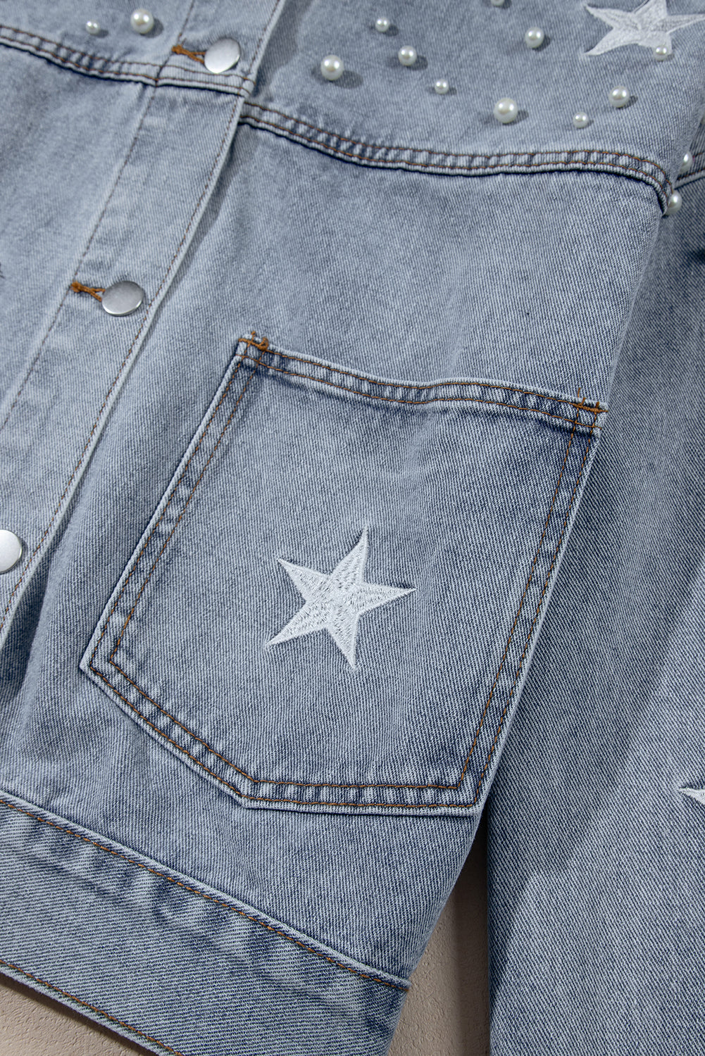 Veste en jean courte bleu ciel effet vieilli avec perles et étoiles