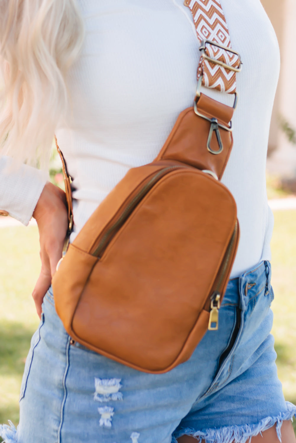 Bolsa de peito crossbody com zíper de couro sintético marrom