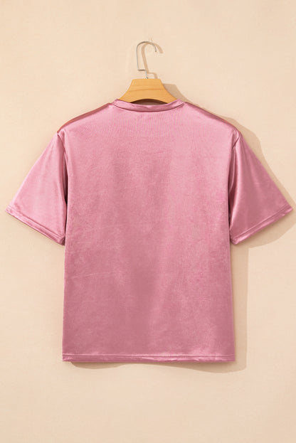 Camiseta rosa com bolso no peito e ajuste solto