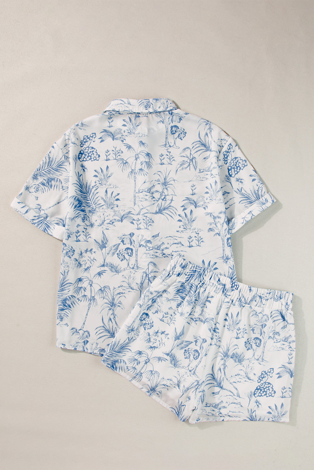 Conjunto de camisa e shorts florais azul celeste de manga curta