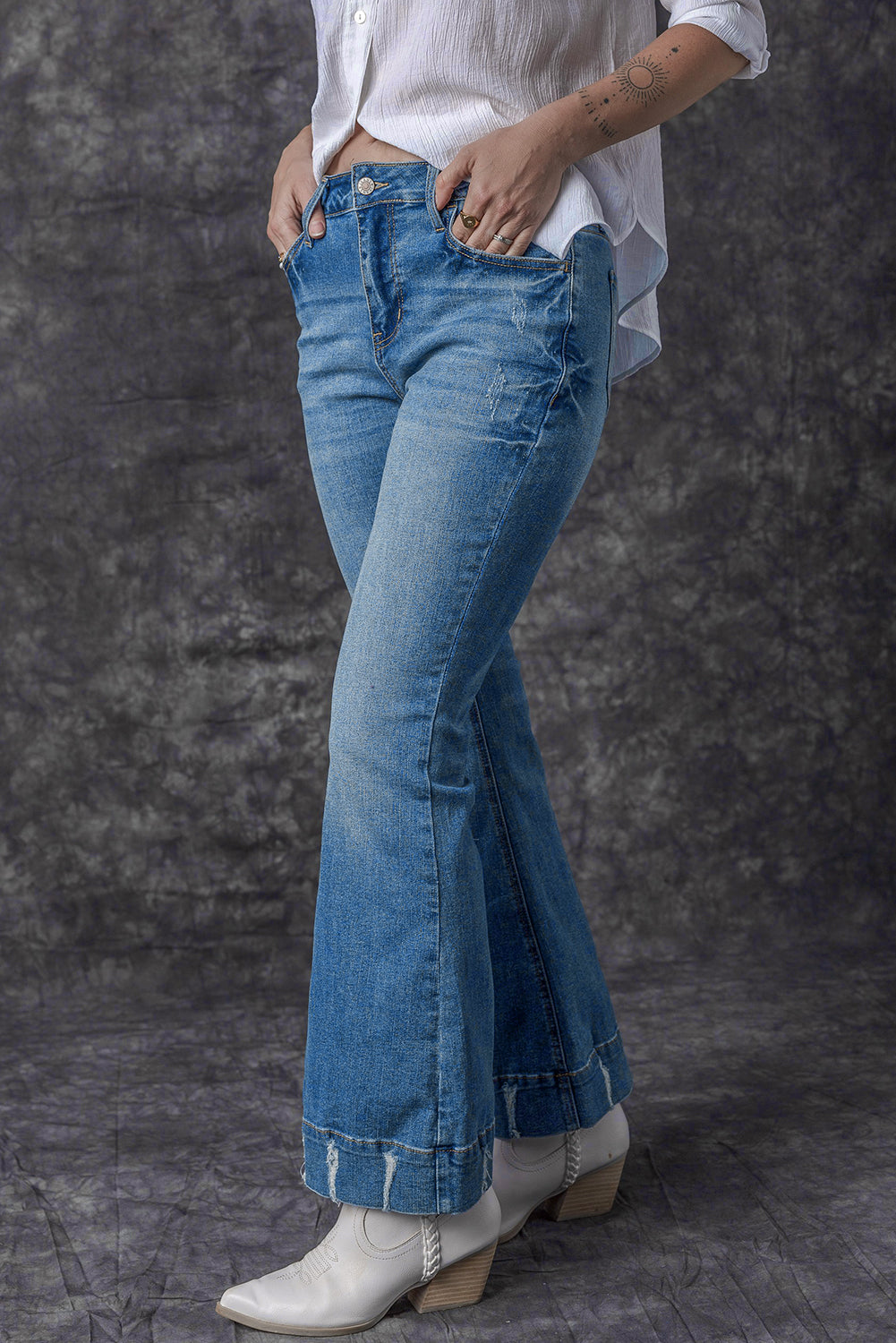 Calça jeans flare azul celeste levemente desgastada com lavagem média