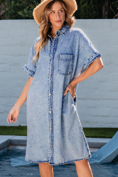 Robe chemise en chambray bleu clair à manches courtes et à lavage moyen