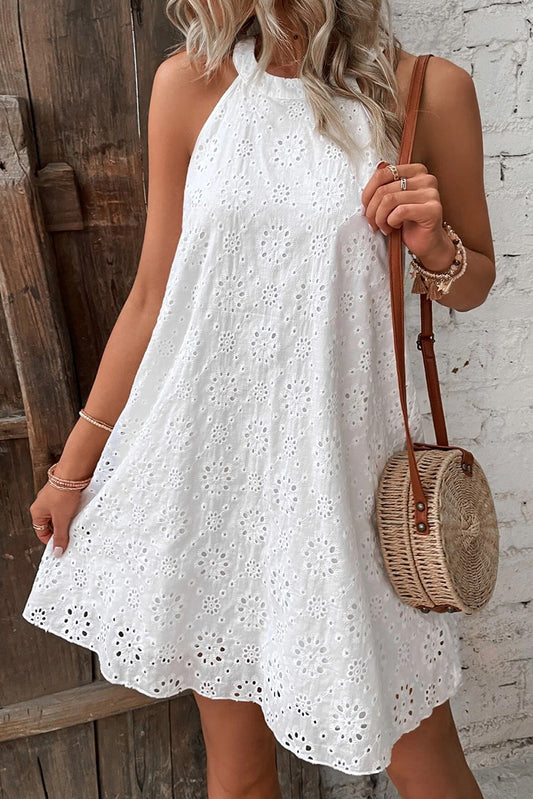 Vestido branco Boho com ilhós e decote frente única sem mangas