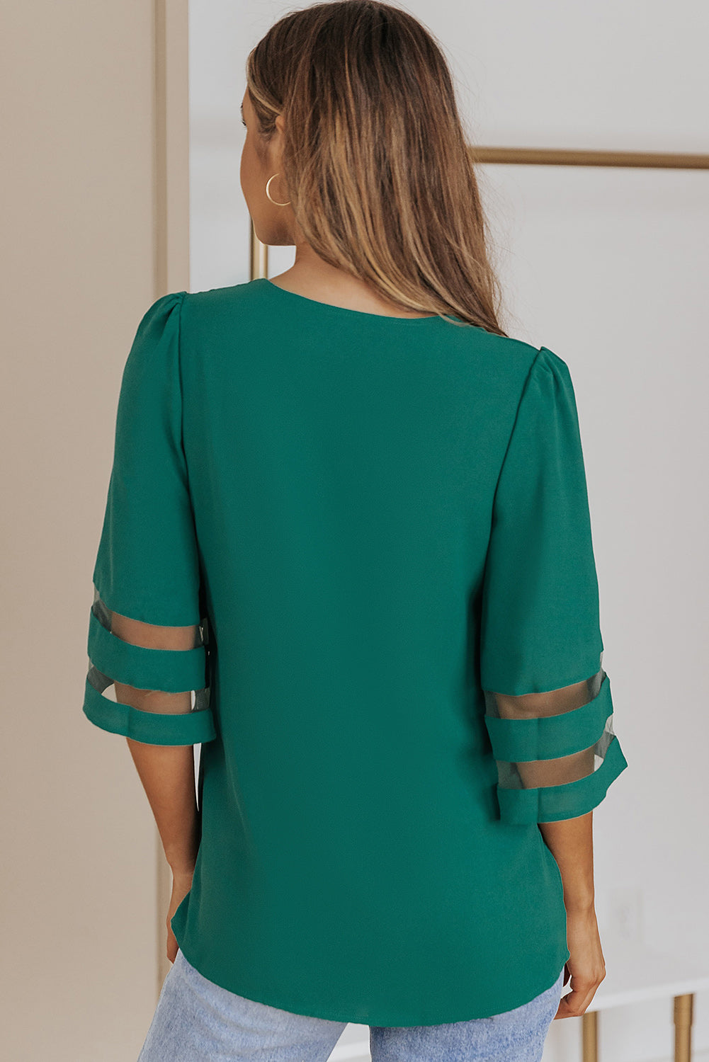 Blusa solta verde manga flare com decote em V