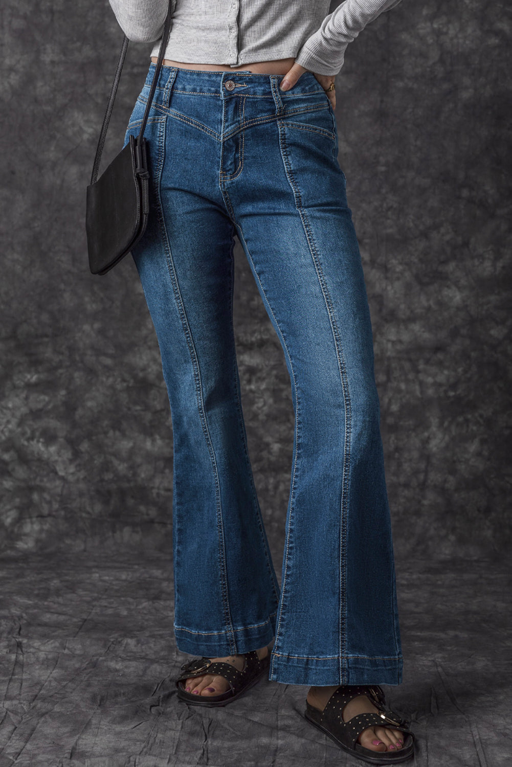 Jeans flare com costura azul de cintura alta e costura com bolso