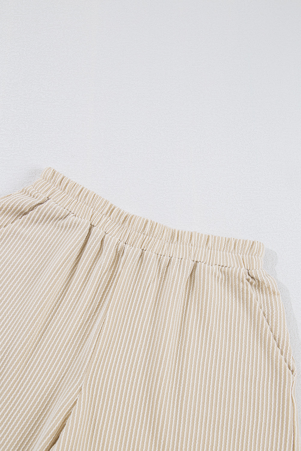 Ensemble short et haut ample à col en V et cordon de serrage beige