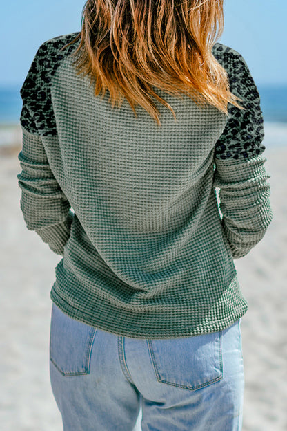 Blusa verde leopardo waffle malha abotoada com decote em V