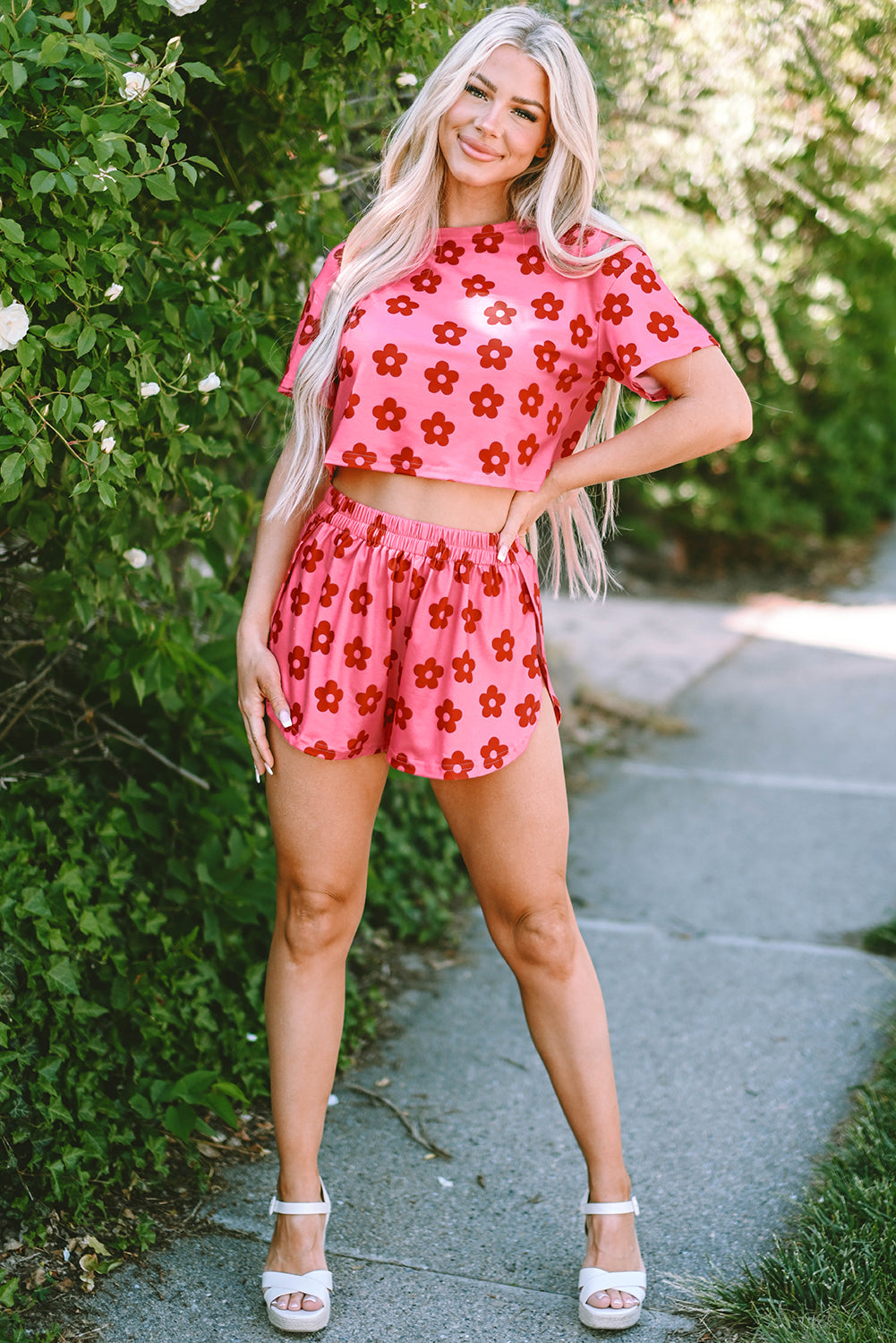 Ensemble de détente avec t-shirt court et short à imprimé floral rose