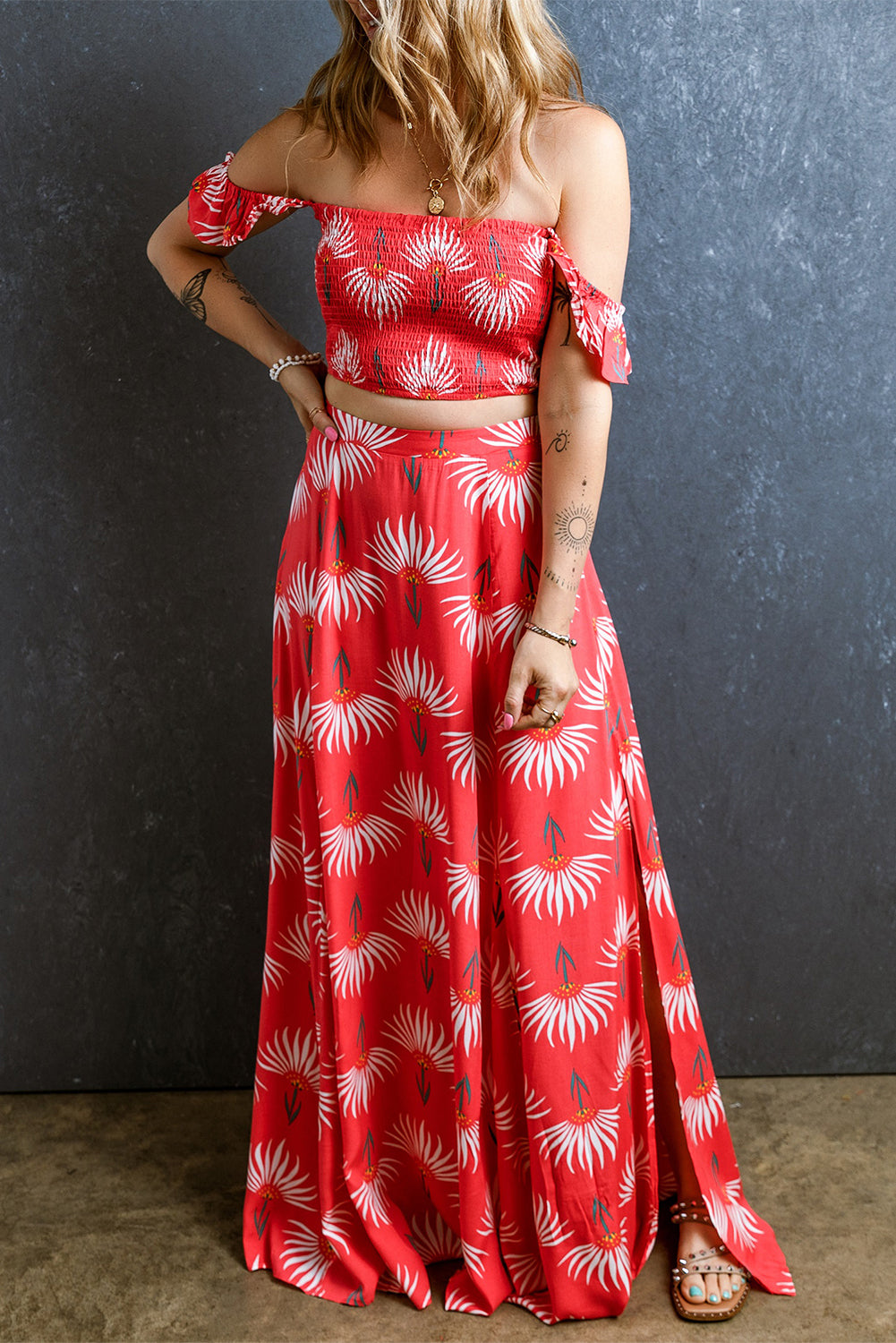 Conjunto de top cropped floral vermelho franzido sem ombro e saia maxi com fenda