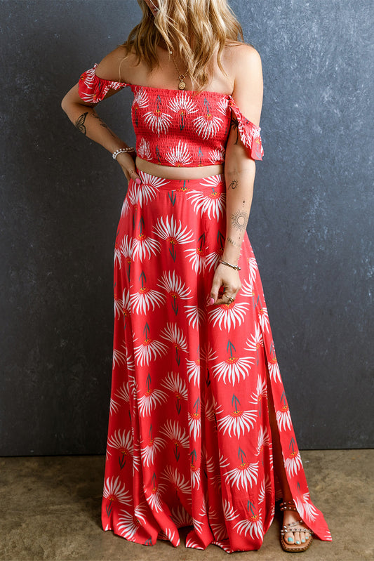 Conjunto de top cropped floral vermelho franzido sem ombro e saia maxi com fenda