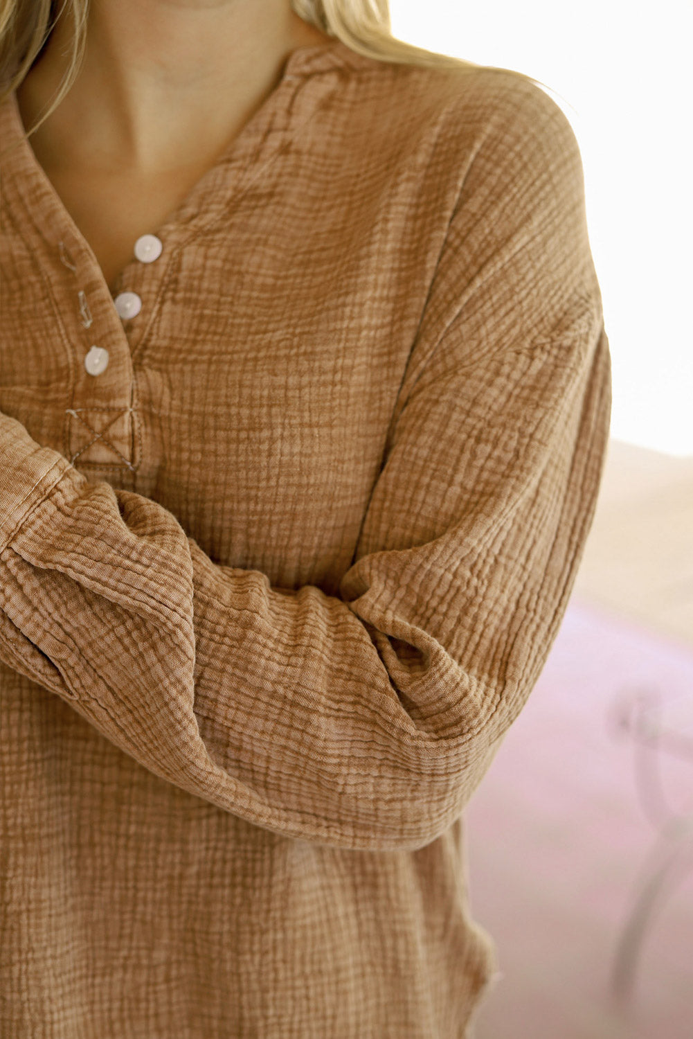 Top Henley Solto com Textura Rosa Crinkle