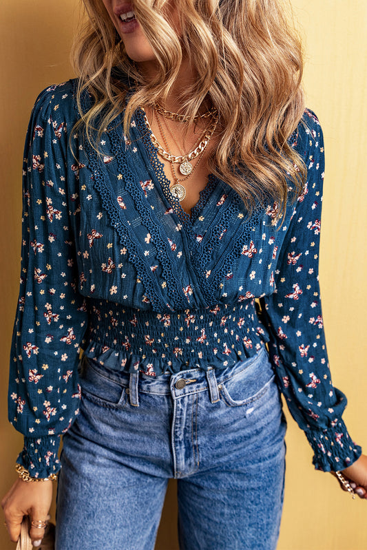 Blouse bleue à manches longues et smockée florale à col en V et bordure en dentelle