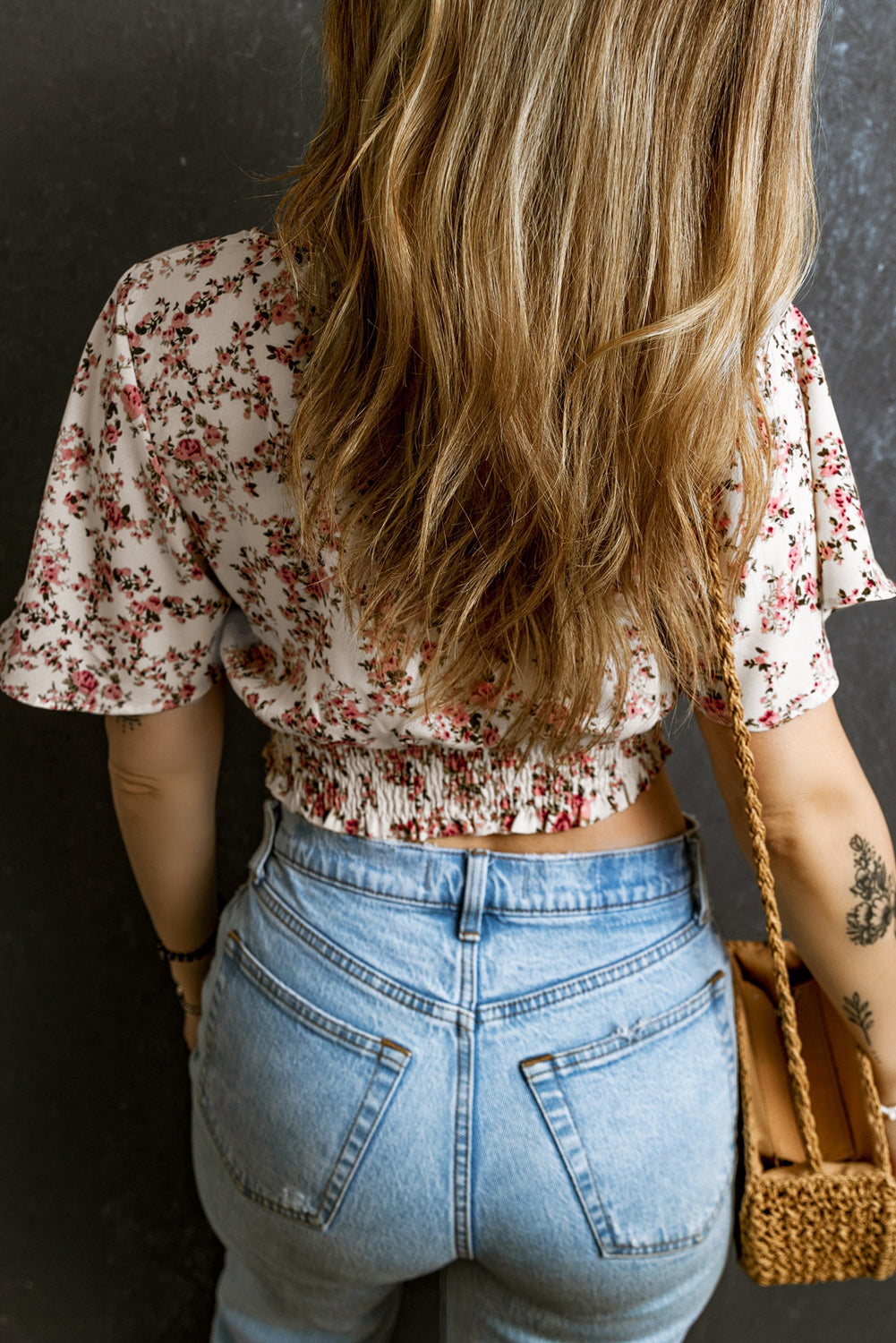 Blusa recortada com estampa floral rosa com decote em V