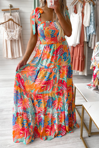 Vestido maxi multicolorido com estampa tropical vibrante e babado em camadas